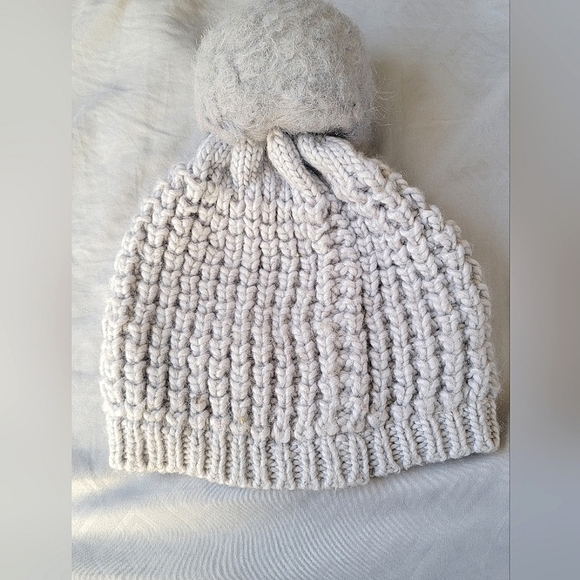 Kyi Kyi Canada faux fur pom pom classic gray beanie - Picture 1 of 2
